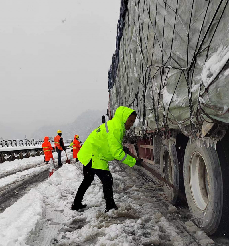除冰融雪 解救受困車(chē)輛（譚科夫攝）